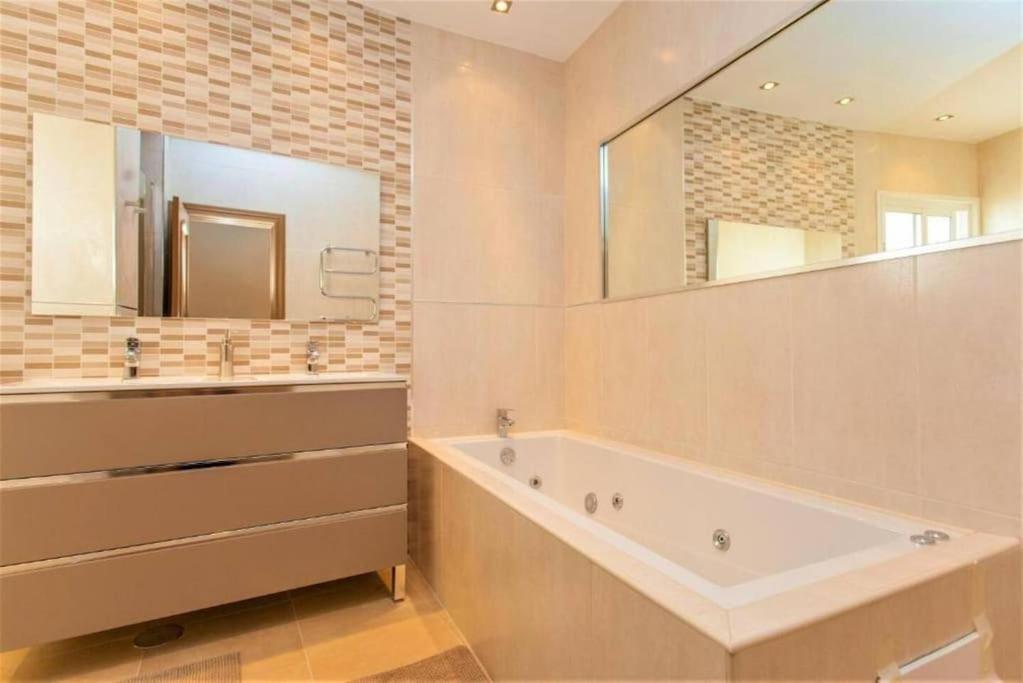 Summer Offers! Fabulous Luxury Villa Near The Beach Sleeps 8 Benalmádena Eksteriør bilde